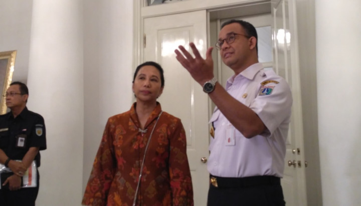 Menteri Rini Jalan Kaki ke Balai Kota