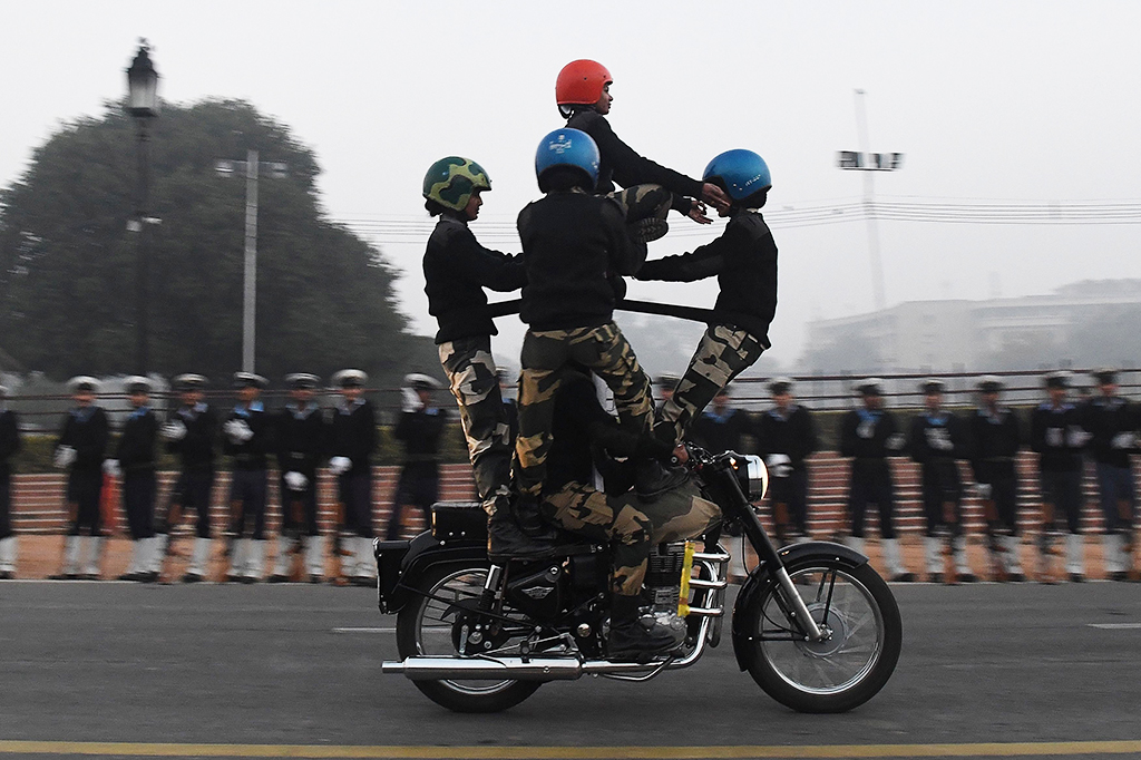Aksi Tentara Wanita India saat Naik Motor