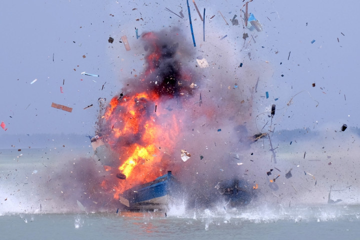 Penenggelaman Kapal Pencuri Ikan Sesuai UU Perikanan