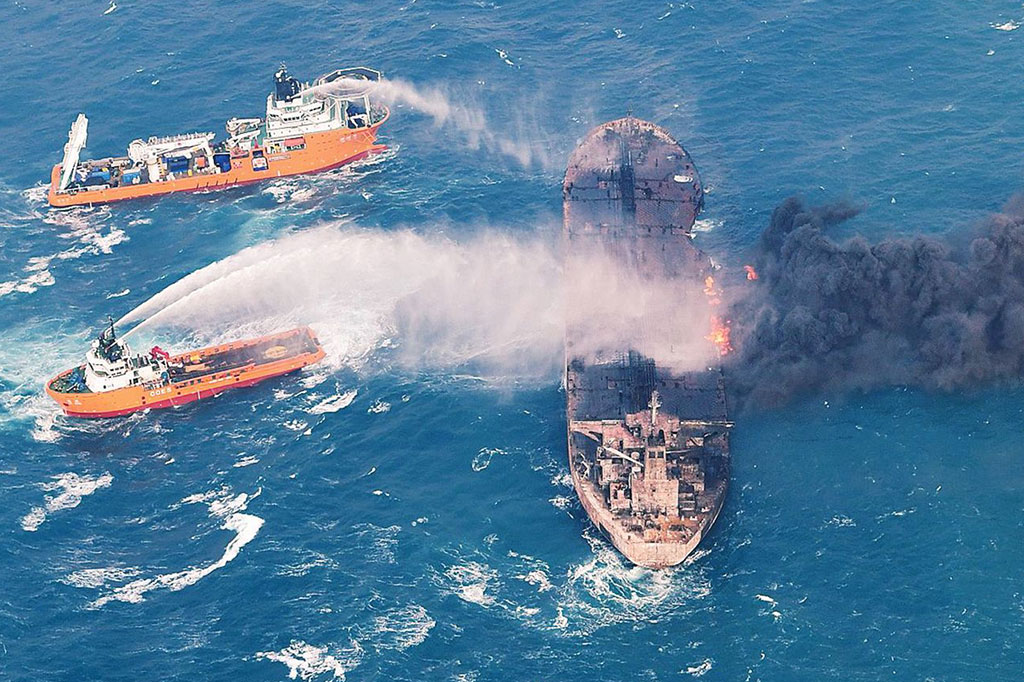 Tabrakan, Tanker Iran Bisa Terbakar Habis dalam Sebulan