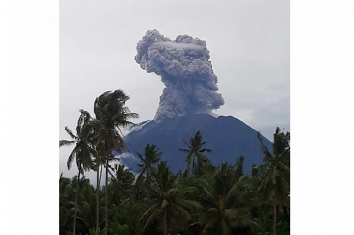 Asap Kelabu Menyembur dari Puncak Gunung Agung