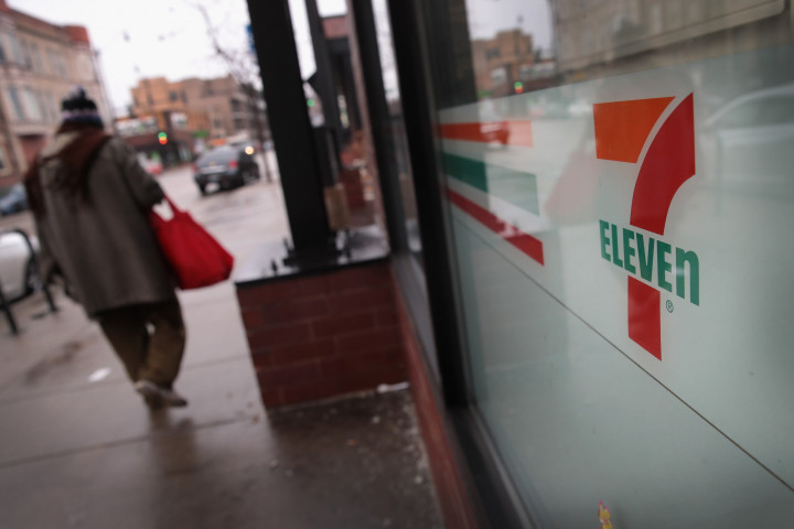 Petugas Imigrasi Gerebek 100 Toko 7-Eleven di AS