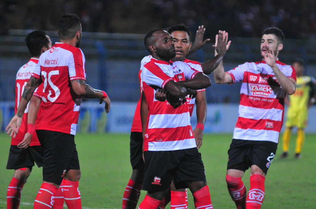 Selebrasi Engelberd Sani usai mencetak gol pembuka Madura United saat bermain imbang 2-2 melawan klub Malaysia, Kedah FA (Foto: ANTARA FOTO/Saiful Bahri)