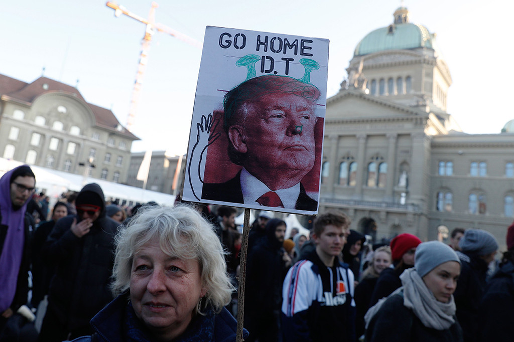 Warga Swiss Demo Tolak Kedatangan Trump