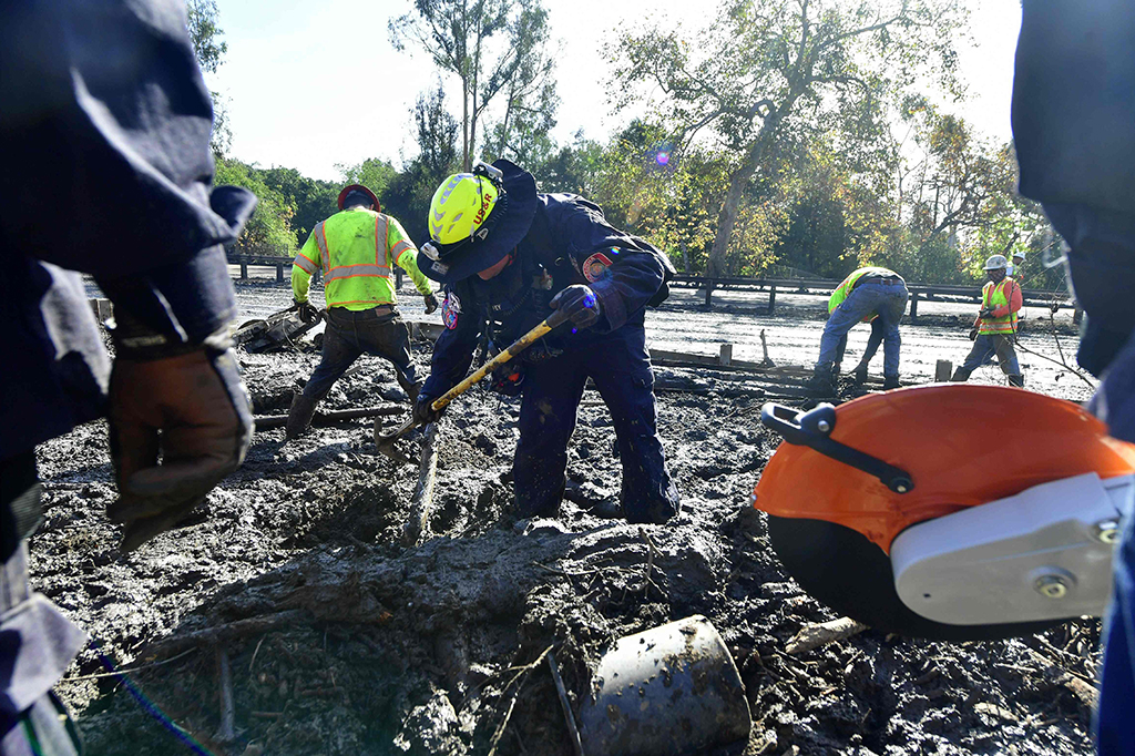 Kerja Keras Petugas Bersihkan Sisa-sisa Longsor di California