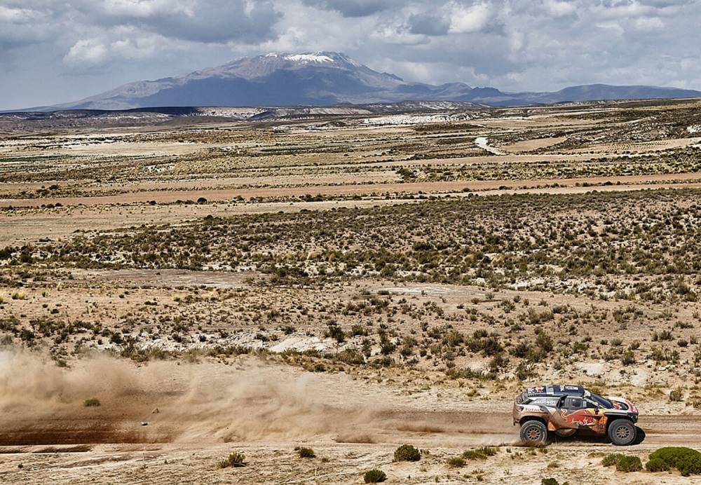 Carlos Sainz kini memimpin klasemen waktu tercepat sementara Dakar Rally 2018. Dakar