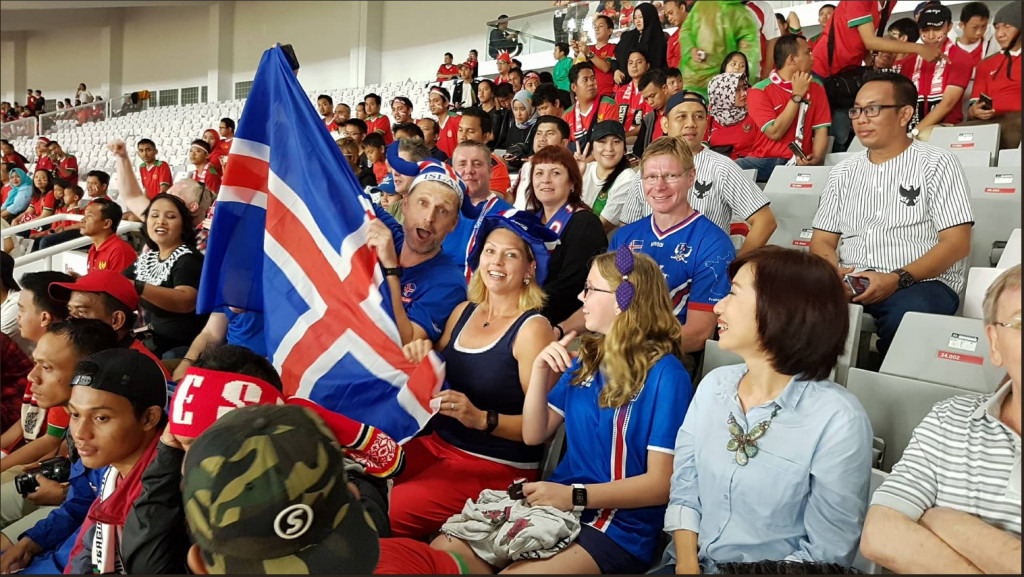 Para suporter Islandia yang menonton langsung di SUGBK (Foto: @footballiceland)