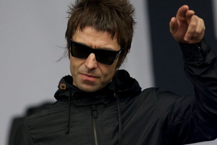 Dua Penggemar Nekat Peluk Liam Gallagher di Panggung