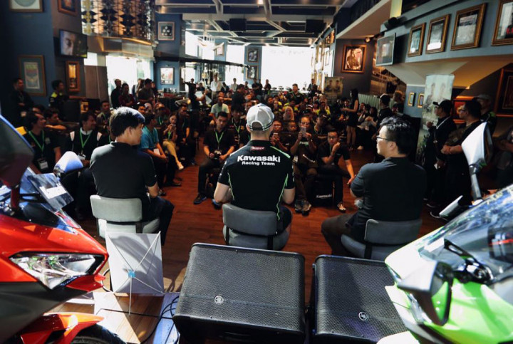 Juara WSBK Sapa Fans dan Pembeli Ninja 250 Baru di Jakarta