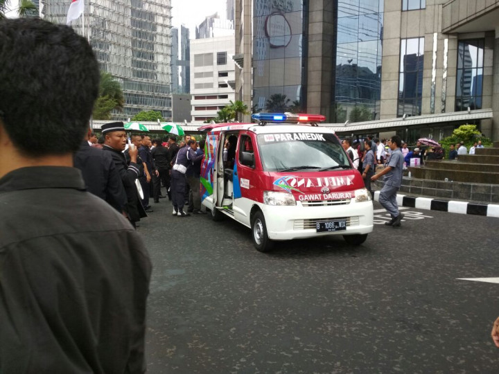 Korban Dievakuasi ke Luar Gedung BEI