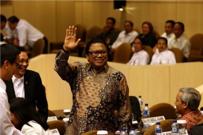 Ketua Umum Hanura Oesman Sapta (melambaikan tangan). Foto: MI/Susanto