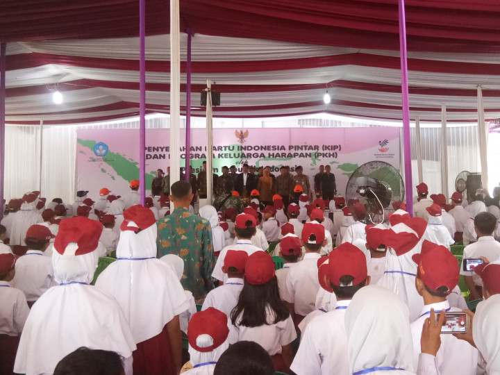 Jokowi Bagikan 1.784 KIP di Pekalongan