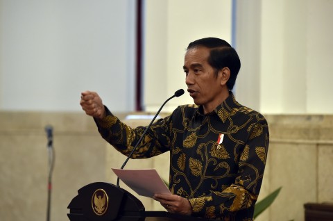Jokowi Ancam Cabut 'Kartu Sakti' Warga yang Bandel