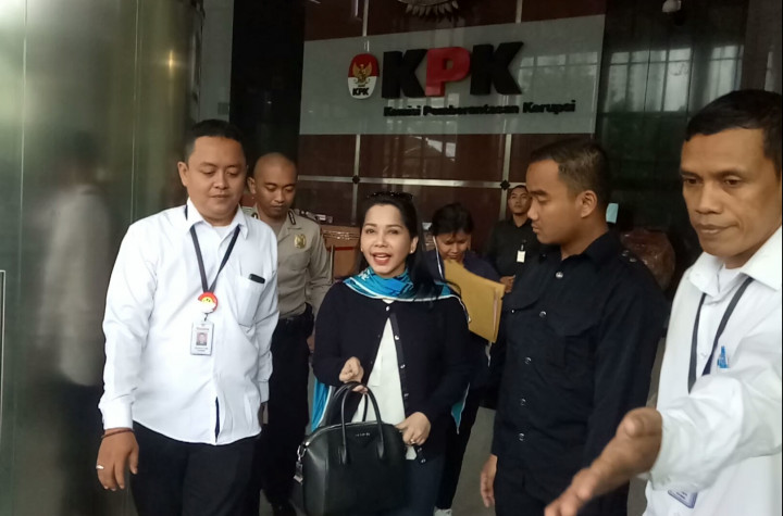 Tersangka Emirsyah Satar Beli Rumah Penyanyi Iis Sugianto