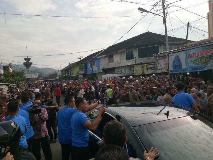Jokowi Bagi-bagi Buku dan Kaus di Pasar Banjar