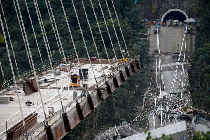 Jembatan Runtuh Saat Proses Pengerjaan, 10 Tewas
