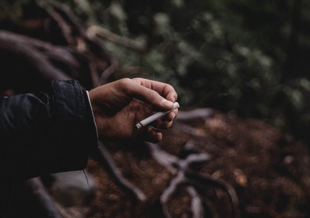 Para peneliti menyimpulkan bahwa penurunan prevalensi merokok selama 20 tahun terakhir karena adanya pengalaman untuk mencoba rokok yang juga menurun pada remaja. (Foto: David Tran/Unsplash.com)