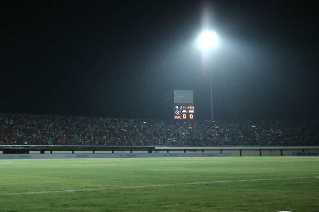 Kondisi Stadion I Wayan Dipta yang diguyur hujan jelang laga Bali United vs Tampines Rovers di play-off Liga Champions Asia (Foto: Instagram Bali United)