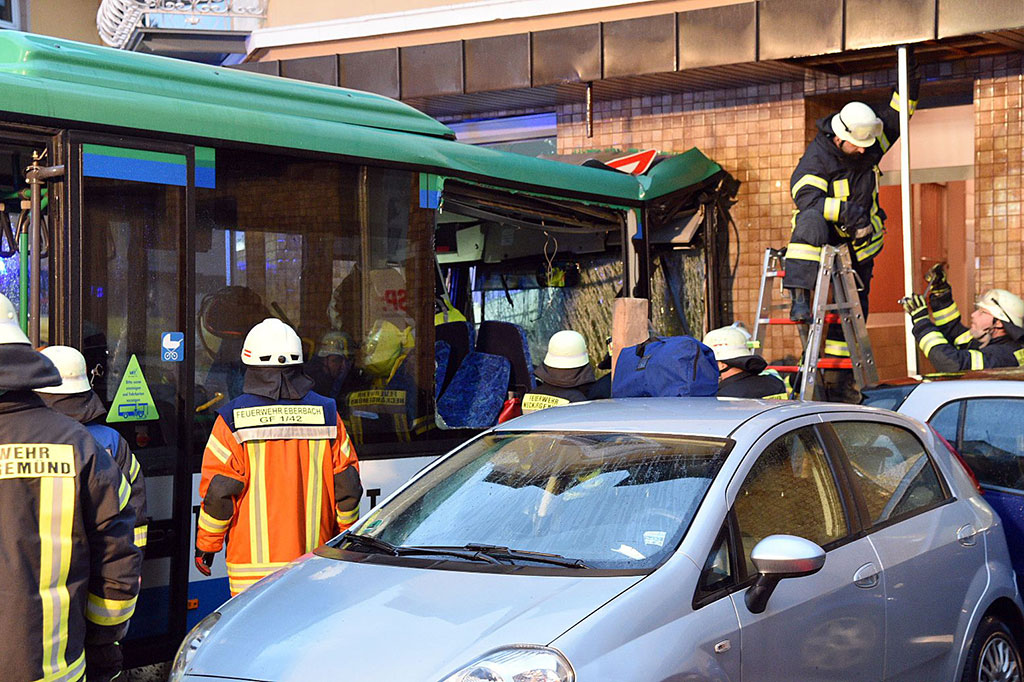 Bus Sekolah Tabrak Toko, 48 Luka-luka
