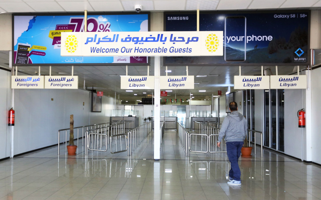 Bandara Mitiga di Tripoli ditutup akibat adanya bentrokan. (Foto: AFP)
