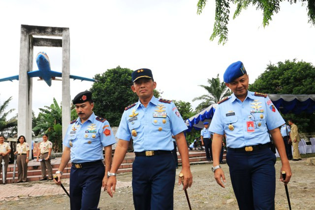 Yuyu Sutisna (tengah) saat menjadi Panglima Komando Operasi TNI Angkatan Udara I. Foto: Antara/Irsan Mulyadi