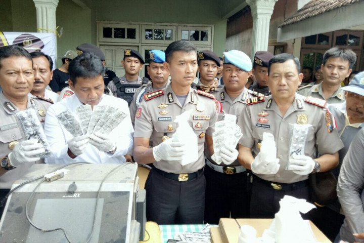 Polisi Gerebek Rumah Penyimpanan Jutaan Pil Obat Berbahaya di Sidoarjo