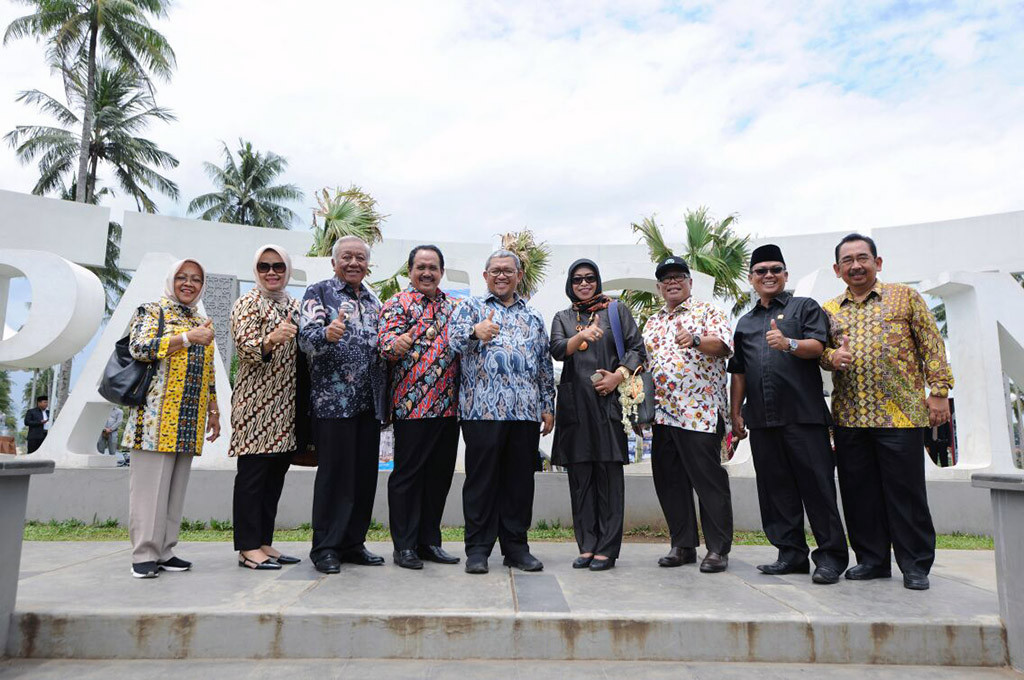 Gubernur Jawa Barat Ahmad Heryawan saat kunjungan ke Pangandaran -- Medcom.id/Jaenal Mutakin