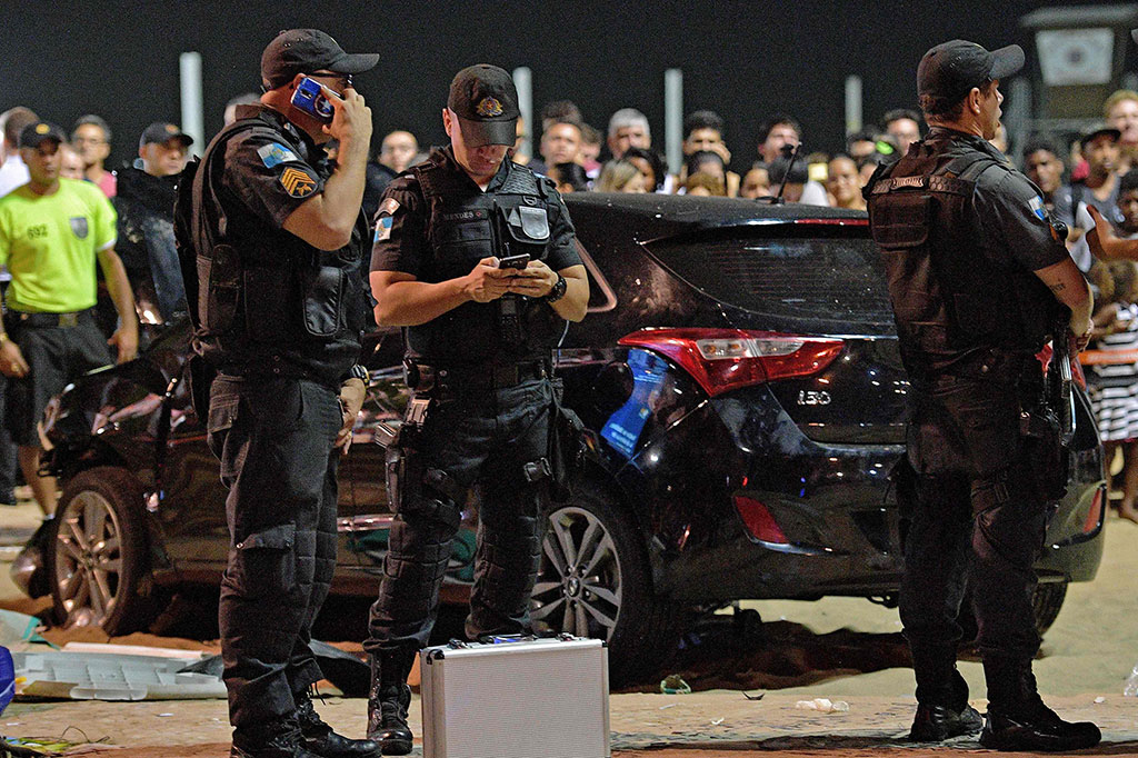 Mobil Tabrak Pengunjung Pantai Copacabana, 11 Terluka