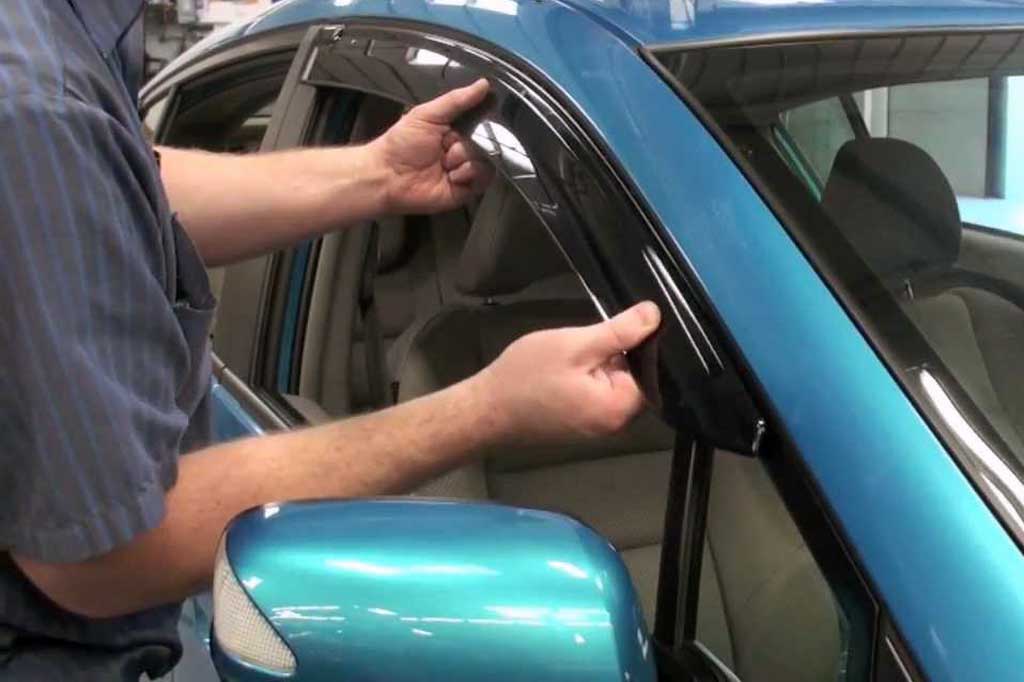  Talang air berguna untuk mencegah masuknya air ketika kaca mobil dibuka sedikit. Youtube