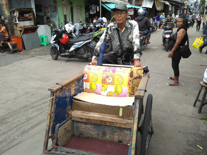 Becak Melenggang di Petak Sembilan