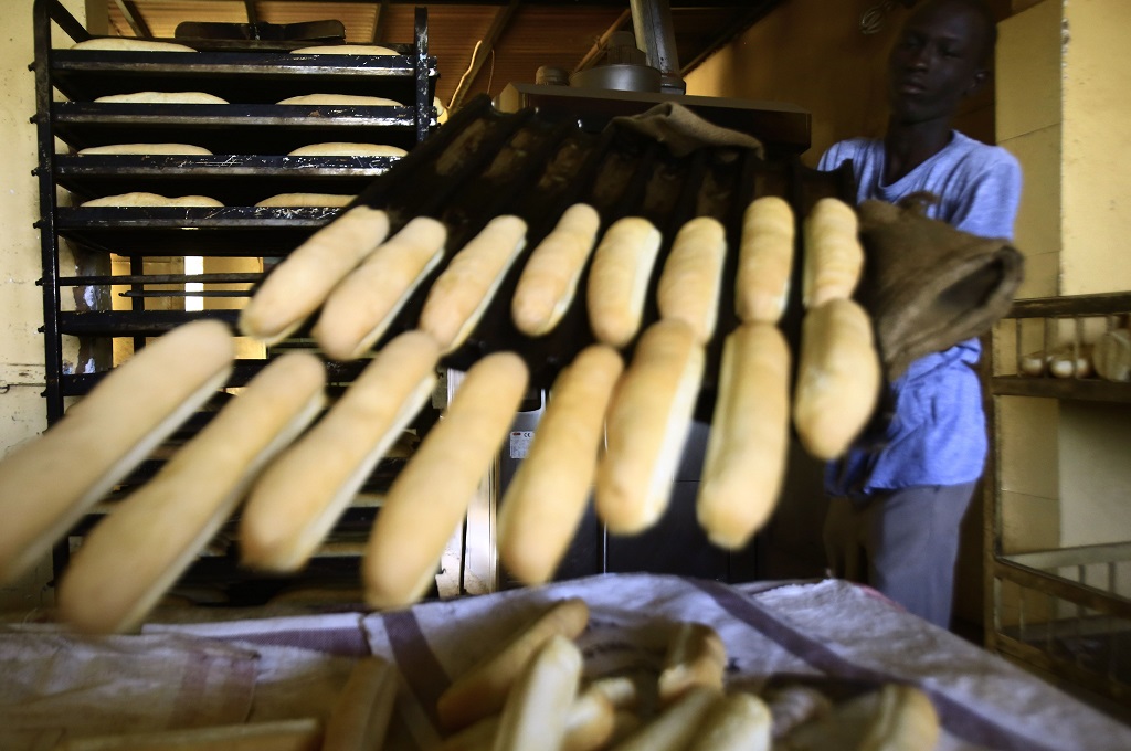 Seorang warga bekerja di toko roti di Khartoum, Sudan, 5 Januari 2018. (Foto: AFP/ASHRAF SHAZLY)