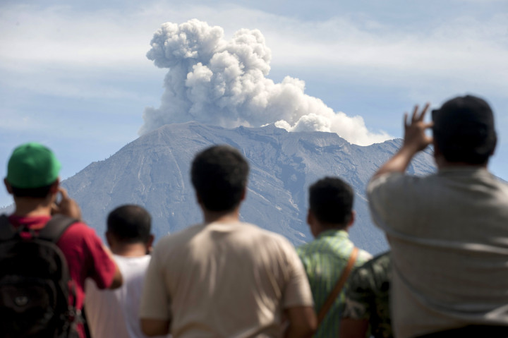 Gunung Agung Kembali Lontarkan Abu Vulkanik