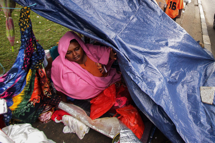 Puluhan Pencari Suaka Bertahan di Trotoar Kalideres