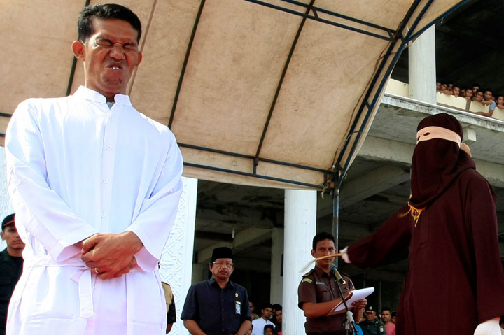 Sepuluh Pelanggar Syariah Islam Dihukum Cambuk