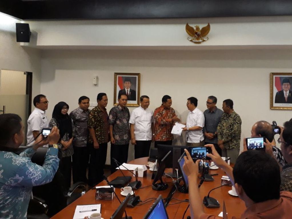 Plt Gubernur Bengkulu Rohidin Mersyah (lima kanan) didampingi GM PT Pelindo II (Persero) Cabang Bengkulu Drajat Sulistyo (empat kanan) mendaftarkan Pelabuhan Pulau Baai sebagai KEK ke Dewan Nasional KEK. (FOTO: dokumentasi Pelindo II)