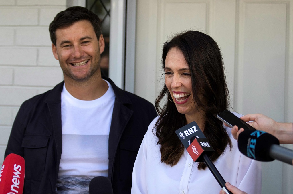 PM Selandia Baru Jacinda Ardern bersama suaminya Clarke Gayford di Auckland, Jumat 19 Januari 2018, saat mengumumkan tanggal prediksi kelahiran anak pertama mereka. (Foto: AFP/DIEGO OPATOWSKI)