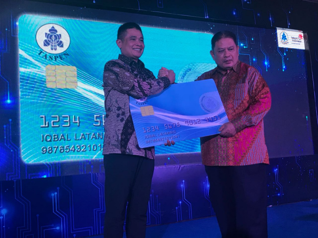 Direktur Utama Taspen Iqbal Latanro dan Direktur Enterprise and Business Service Telkom Dian Rachmawan saat launching digitalisasi pelayanan pembayaran pensiun. Foto: dok Telkom
