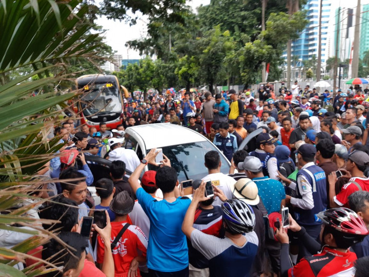 Sebuah Mobil Menerobos Acara Car Free Day