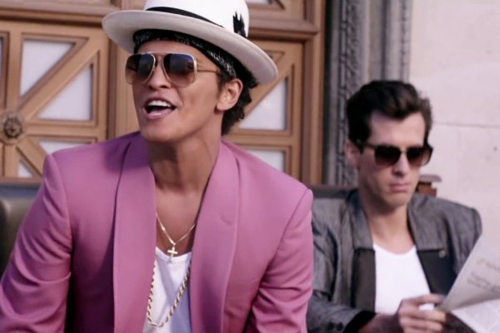 Bruno mars mark ronson's uptown funk. Марк Ронсон и Бруно Марс. Бруно Марс Аптаун. Марк Ронсон и Бруно Марс Uptown Funk. Бруно Марс в розовом пиджаке.