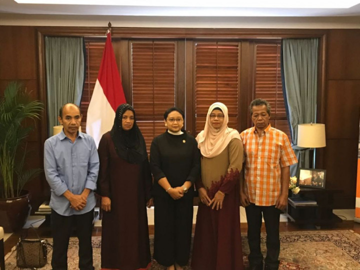 Govt Hands Over Two Former Hostages  to Families