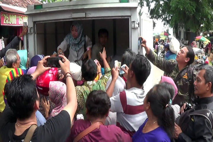 Ratusan Orang Berebut Borong Beras Murah di Kendal