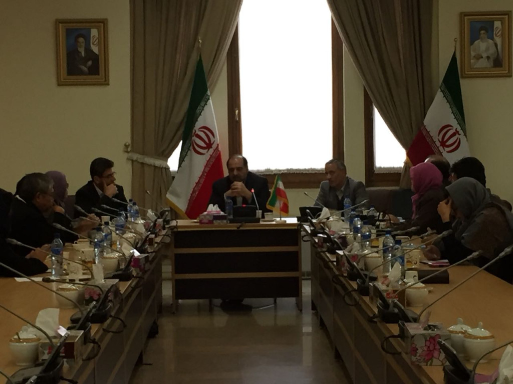Mahmoud Farazandeh, Direktur Jenderal Asia Timur dan Oceania, Kementrian Luar Negeri Iran, (kiri) tengah berbincang dengan enam wartawan Indonesia, di Teheran, Iran./Metro Tv/Yunanto Hariandja
