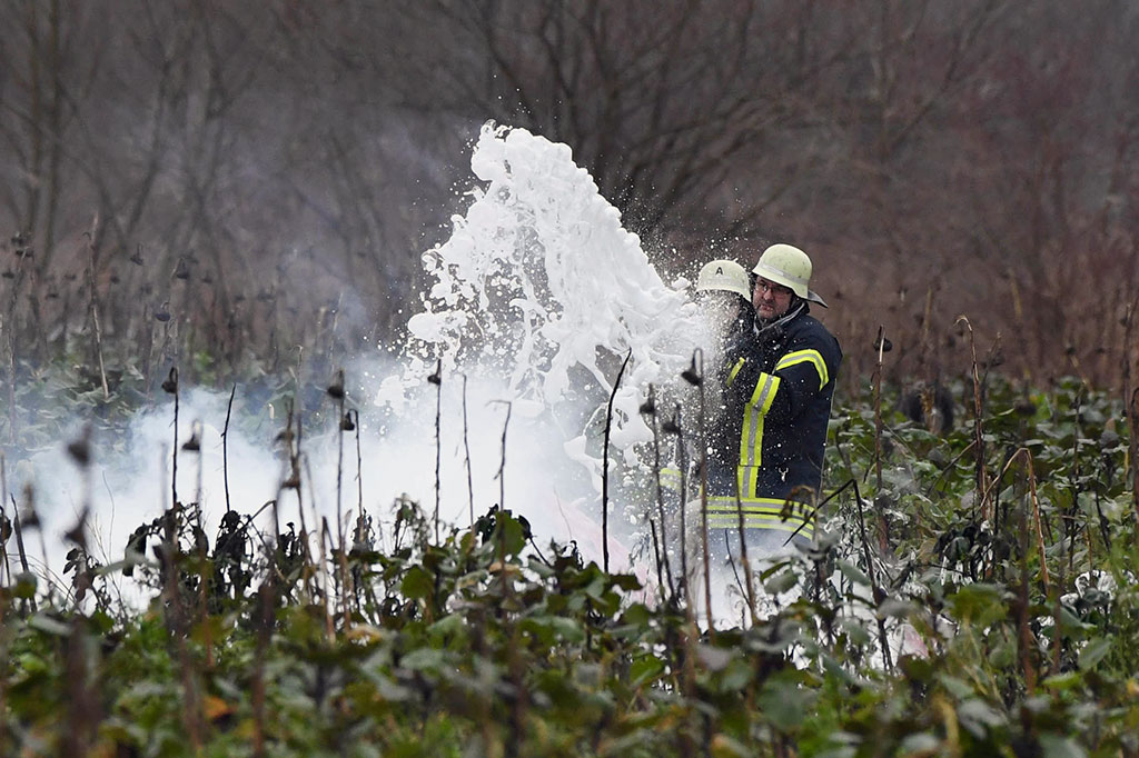 Pesawat dan Helikopter Tabrakan di Udara, 4 Tewas