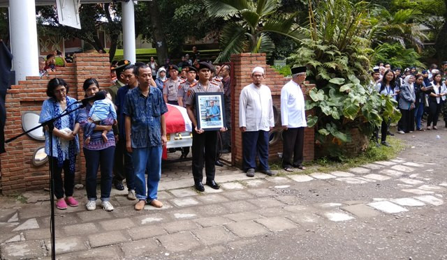 Daoed Joesoef Dimakamkan Secara Militer