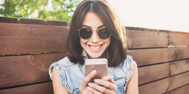 Menurut studi tersebut, wanita membuka aplikasi kencan sebanyak 10 kali per hari dan pria sebanyak 9 kali per hari. (Foto: Courtesy of Poike/iStoke)