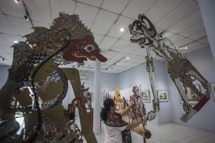 Di Balik Bayang Wayang