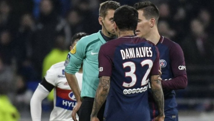 Konfrontasi dengan Wasit, Dani Alves Absen Tiga Laga