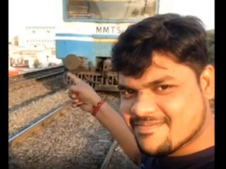 Demi Video Swafoto Sempurna, Pemuda India Disambar Kereta Api