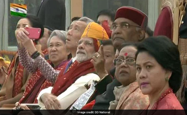 Iriana Jokowi Saksikan Parade 69 Tahun India