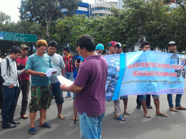 Massa Tuntut Pemberlakuan Permenhub Transportasi <i>Online</i>